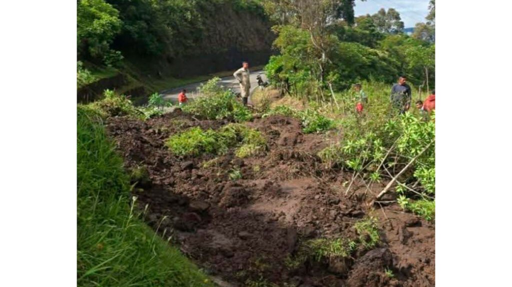Deslizamiento en La Guaca, Yacuanquer, en la vía Circunvalar Galeras