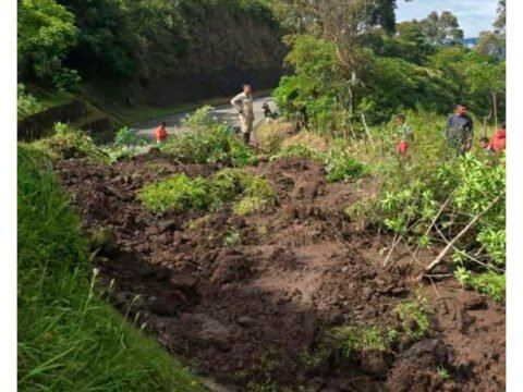 Deslizamiento en La Guaca, Yacuanquer, en la vía Circunvalar Galeras