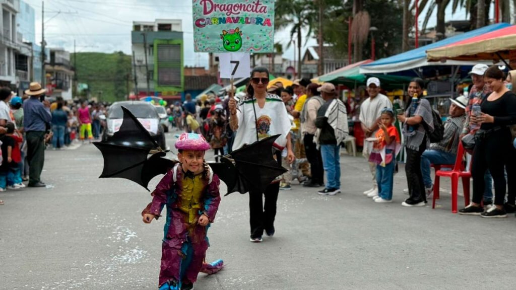 Dragoncita carnavalera, ganadora en disfraz individual en el Carnavalito