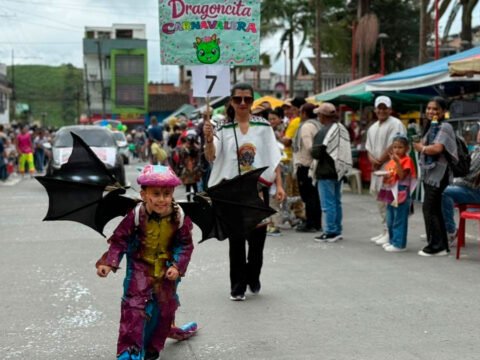 Dragoncita carnavalera, ganadora en disfraz individual en el Carnavalito