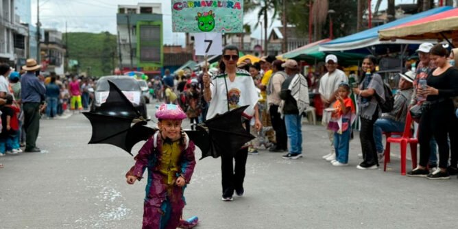 Dragoncita carnavalera, ganadora en disfraz individual en el Carnavalito