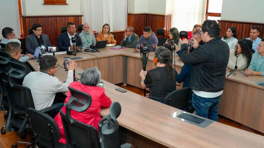 Gobernador de Nariño con periodistas