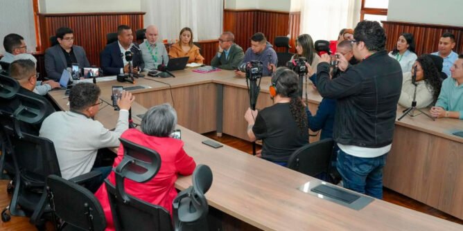 Gobernador de Nariño con periodistas