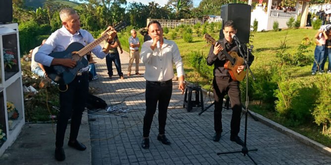 Hernán Castillo, Carlitos Ortiz y Juan Reyes