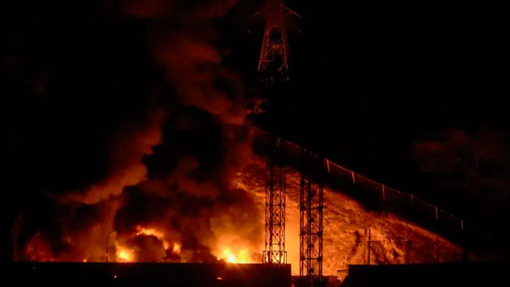 Imagen del incendio en Fuerte Tiuna, el mayor complejo militar de Venezuela, tras una serie de explosiones en Caracas el 3 de enero de 2026.