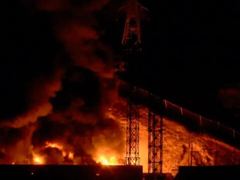 Imagen del incendio en Fuerte Tiuna, el mayor complejo militar de Venezuela, tras una serie de explosiones en Caracas el 3 de enero de 2026.