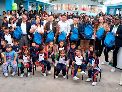 Nariño inicia el año escolar con más de 108 mil estudiantes y refuerza la búsqueda de matrícula Inicio de clases en la IE Santo Tomás de Aquino de Sandoná