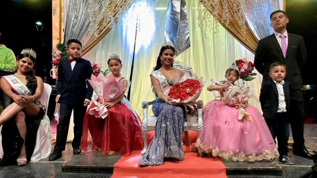 Reina del carnaval con las reinitas y con la reina del carnaval 2025