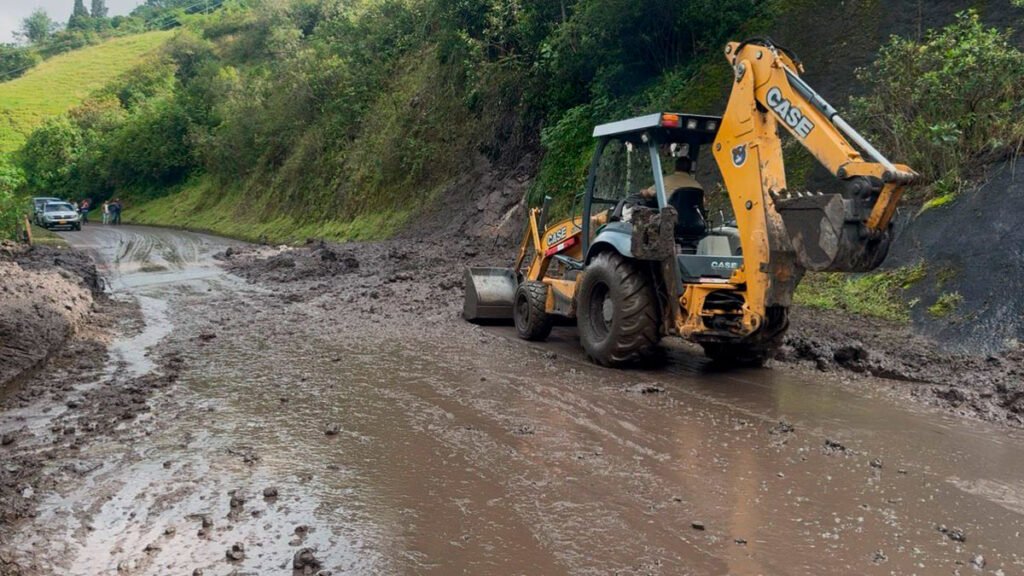 Remoción de material en la vía Túquerres - Samaniego