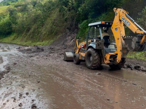 Remoción de material en la vía Túquerres - Samaniego