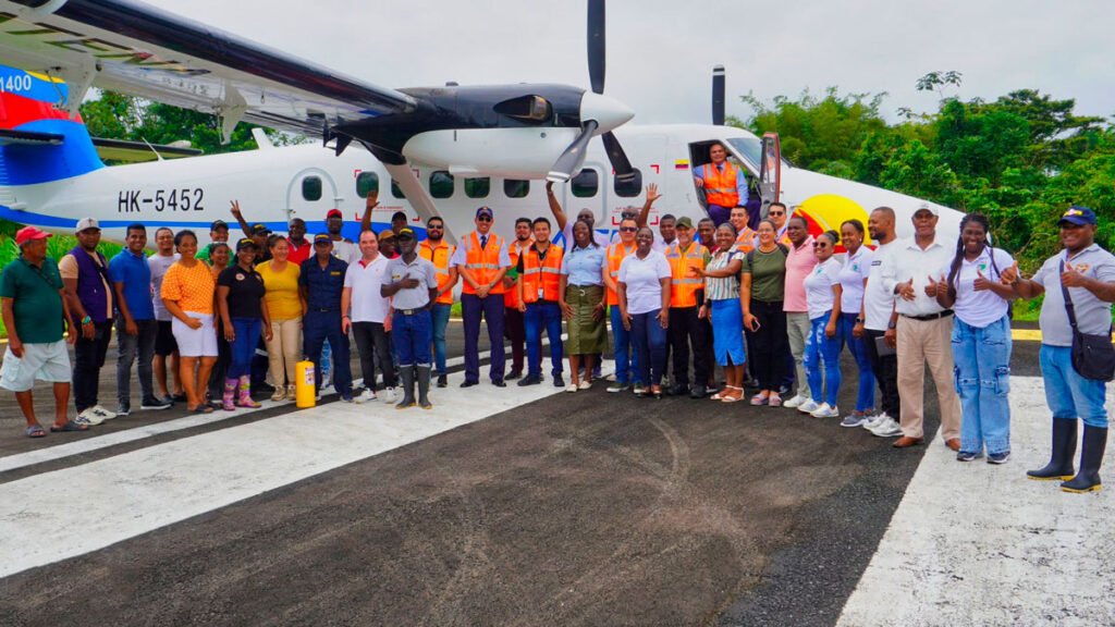 Varias personas con un avión de Satena en el aeropuerto de El Charco, Nariño