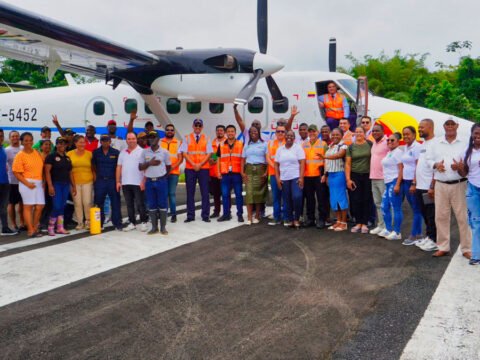 Varias personas con un avión de Satena en el aeropuerto de El Charco, Nariño