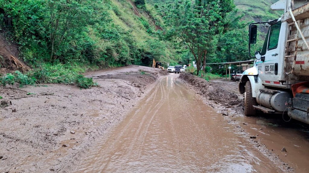 Vía a un carril en el Tablón Panamericano, Taminango