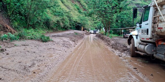 Vía a un carril en el Tablón Panamericano, Taminango