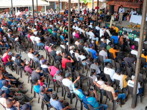 Asamblea comunitaria en Tumaco para iniciar la sustitución de cultivos de uso ilícito