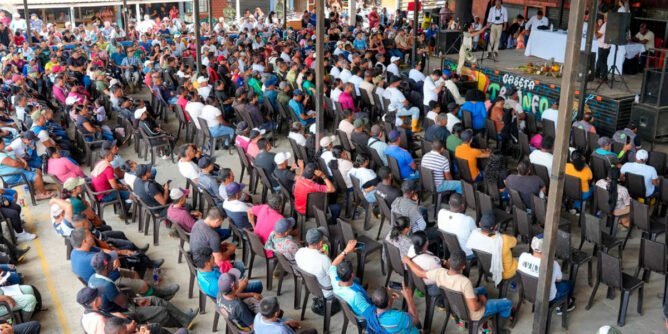 Asamblea comunitaria en Tumaco para iniciar la sustitución de cultivos de uso ilícito