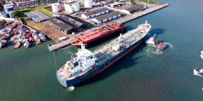 Buque Willard J, con 74 mil barriles de combustible