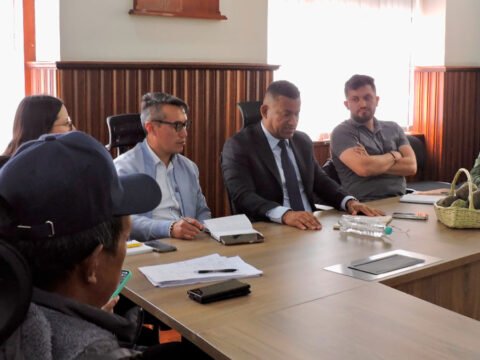 Compromiso del gobernador con el gremio cebollero