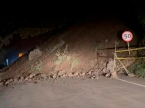 Cierre total en la vía Pasto–Mojarras por deslizamiento Deslizamiento en la vía Pasto - Mojarras
