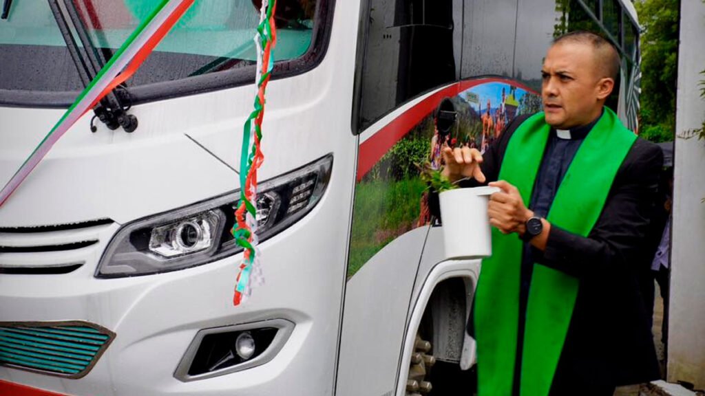 El padre Ramiro Chalacán bendice el nuevo bus de la IE Simón Bolívar de Santa Bárbara, Sandoná