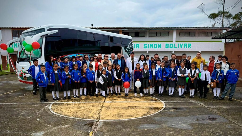 Entrega de bus escolar en Santa Bárbara