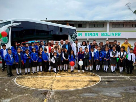 Alcaldía de Sandoná entregó bus escolar a la Institución Educativa Agropecuaria Simón Bolívar de Santa Bárbara Entrega de bus escolar en Santa Bárbara