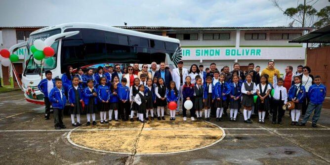 Entrega de bus escolar en Santa Bárbara