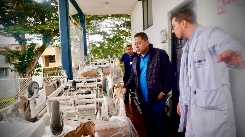 Entrega de equipos al Hospital Clarita Santos