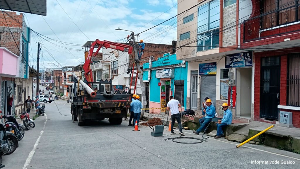Instalación de nuevo poste de energía en el barrio Obrero de Sandoná