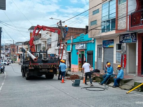 Instalación de nuevo poste de energía en el barrio Obrero de Sandoná