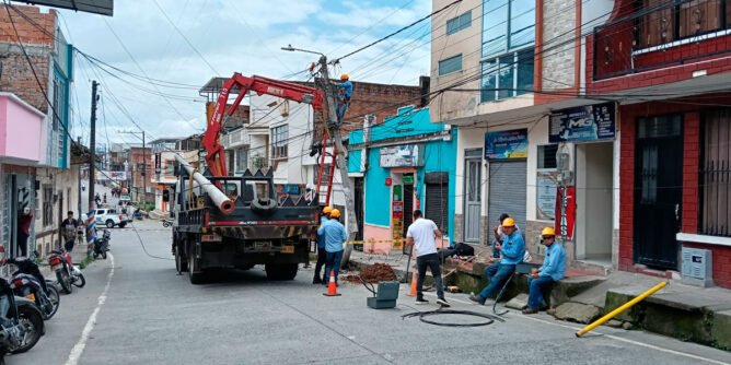 Instalación de nuevo poste de energía en el barrio Obrero de Sandoná