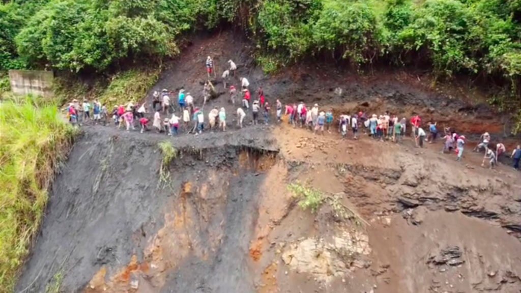 Minga en la vía Las Mesas - San José de Albán
