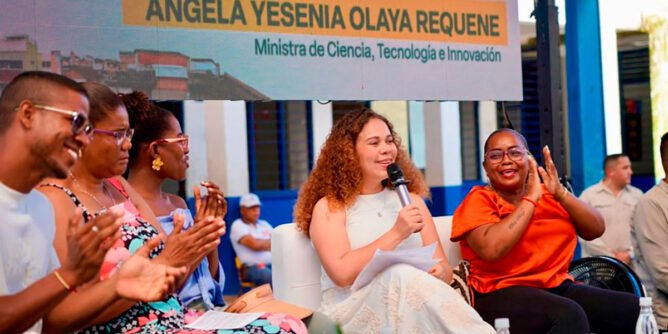 Ministra Ángela Olaya Requene, con participantes en convocatoria de Minciencias