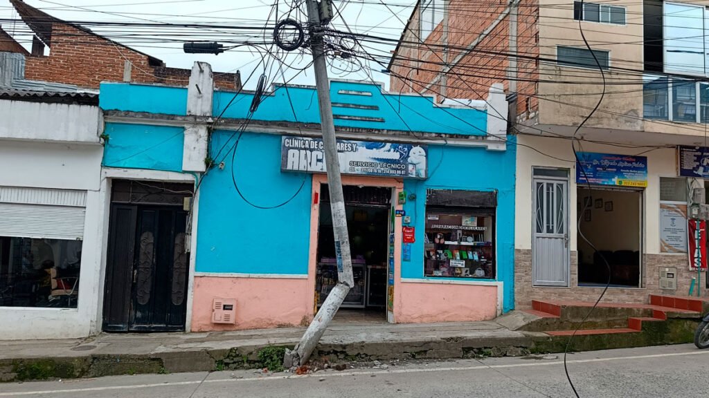 Poste barrio Obrero averiado