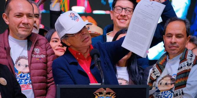 Presidente Gustavo Petro y el salario mínimo vital