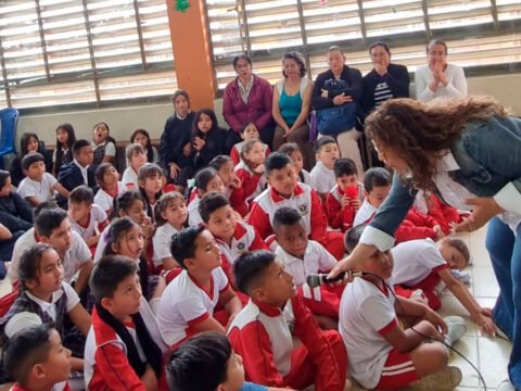 Profesora con estudiantes