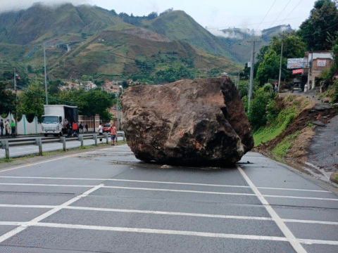 Milagro en Imués: enorme roca cae sobre la vía sin dejar heridos Roca en Pilcuán, Imués