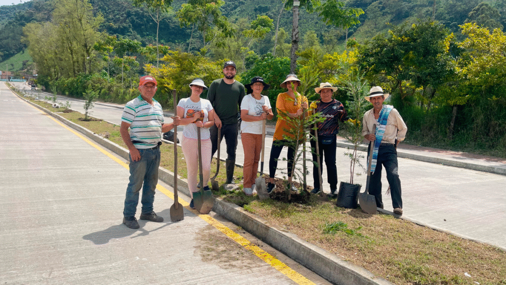 Siembra de árboles en la Avenida Centenario