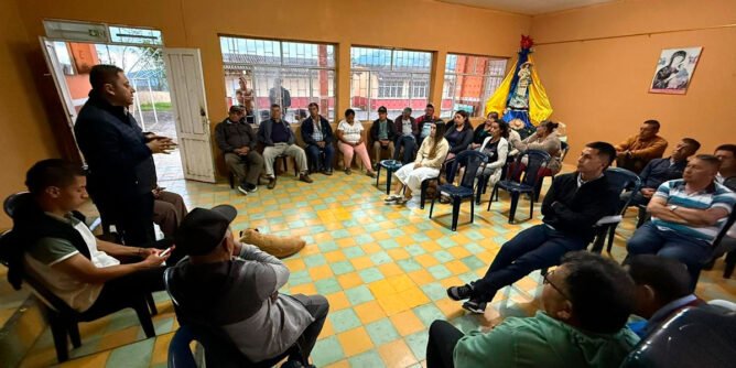 Socialización placa huella en El Tambillo