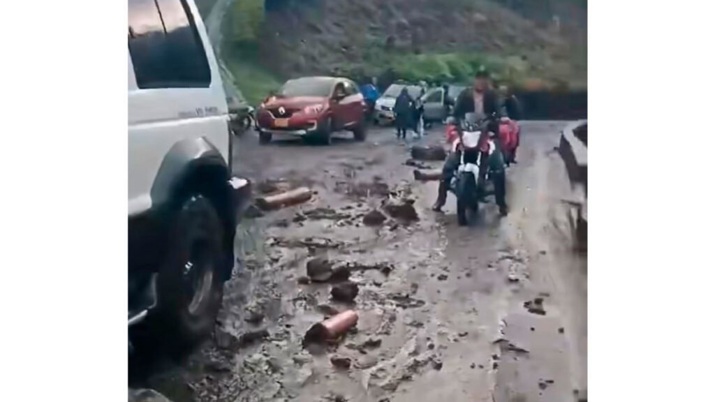 Vía San Bernardo - Plazuelas afectada por derrumbe