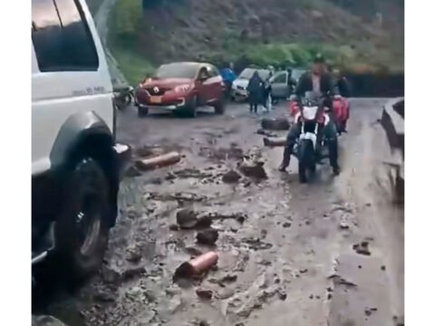 Vía San Bernardo - Plazuelas afectada por derrumbe