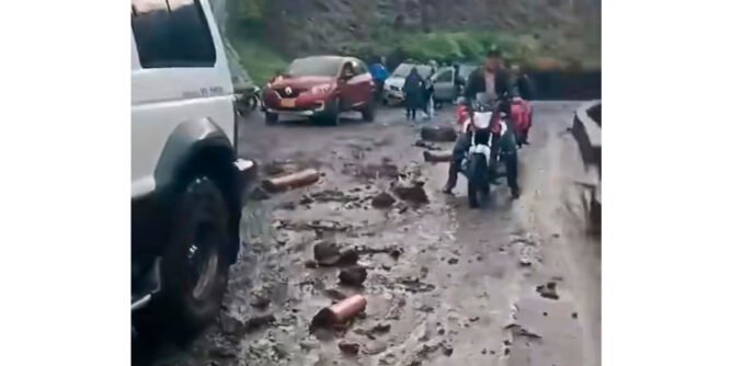 Vía San Bernardo - Plazuelas afectada por derrumbe