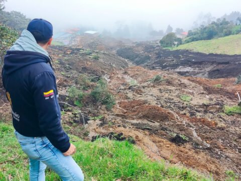 Evacúan 10 familias y entregan ayudas tras deslizamiento en vereda La Oscurana, Mallama Vista superior de la avalancha de La Oscurana