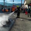 Bomberos apagan una moto incinerada en Pasto