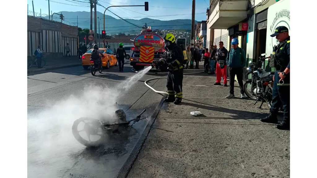 Bomberos apagan una moto incinerada en Pasto
