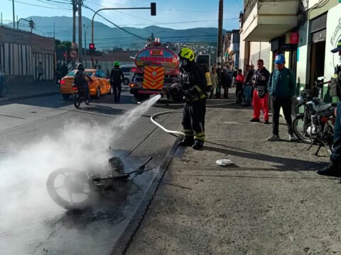 Bomberos apagan una moto incinerada en Pasto