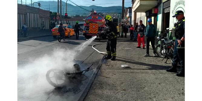 Bomberos apagan una moto incinerada en Pasto