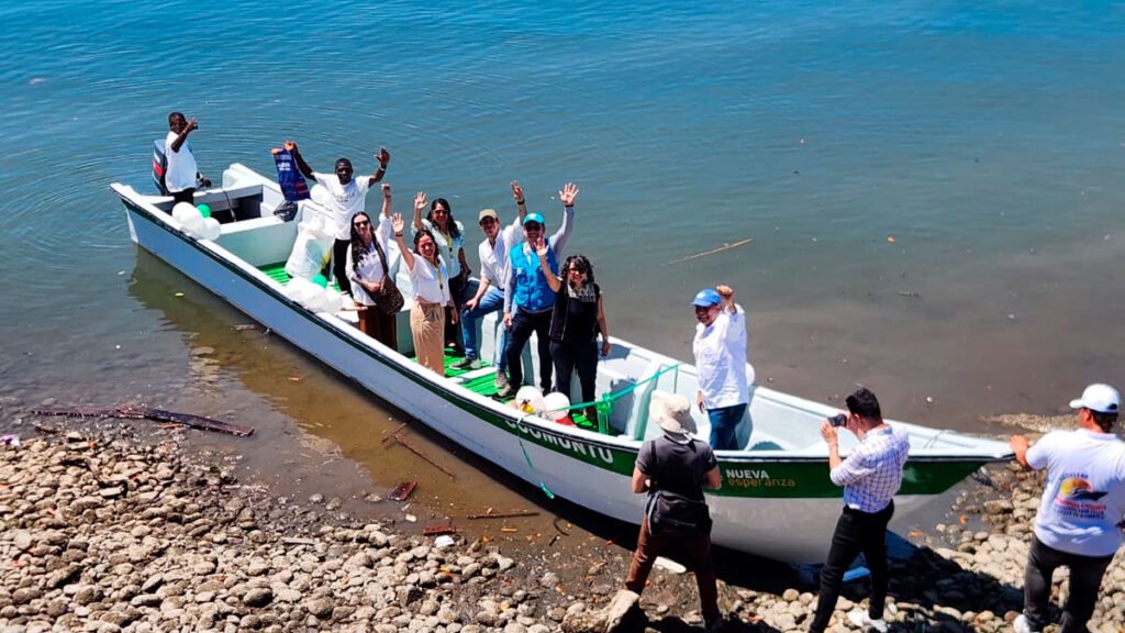 Embarcación para transporte fluvial de familias firmantes de paz