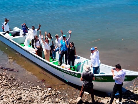 Embarcación para transporte fluvial de familias firmantes de paz
