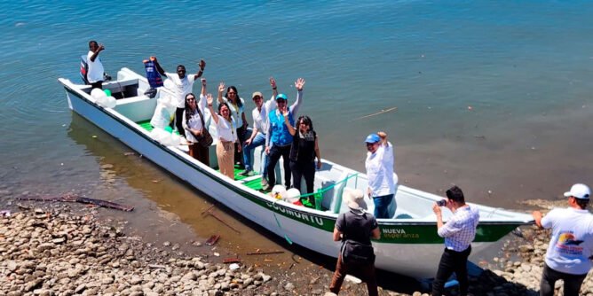 Embarcación para transporte fluvial de familias firmantes de paz